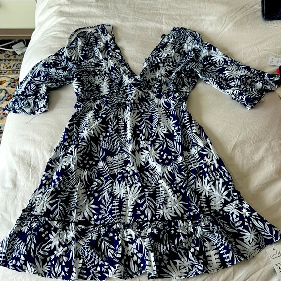 Cupshe Dresses & Skirts - NWT blue and white floral V Neck Cupshe dress M